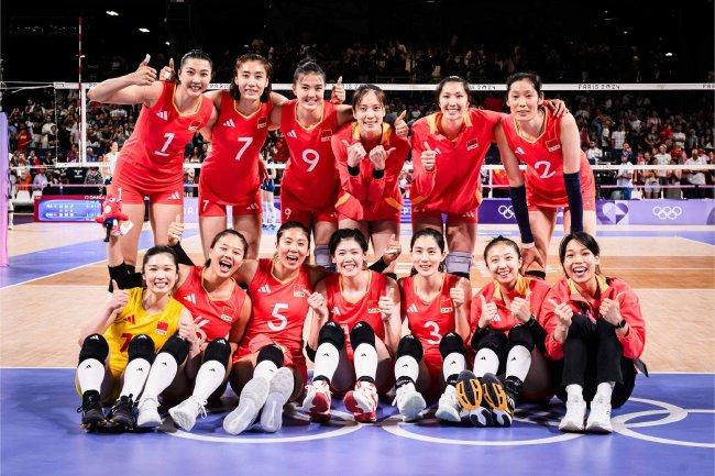 中国女排3-0驯顺法国女排后合影